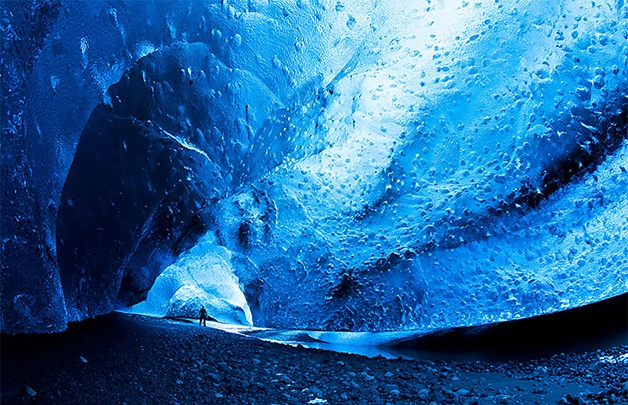 Caverna na Islândia