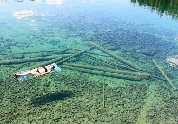 Um dos lagos mais transparentes do mundo